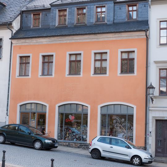 Wohnhaus mit moderner Ladenzone, in offener Bebauung Große Kirchgasse 14