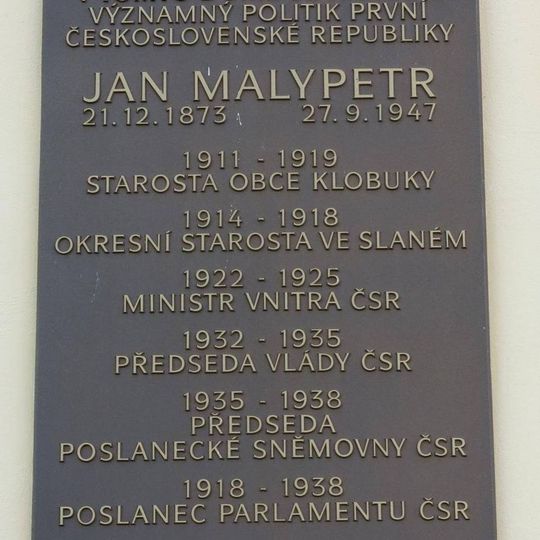 Pamětní desky Janů Malypetrů na domě 11 v Klobukách