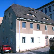 Wohnhaus in Ecklage und Toreinfahrt Feldstraße 2