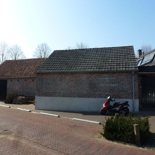 Drie aaneengebouwde schuren