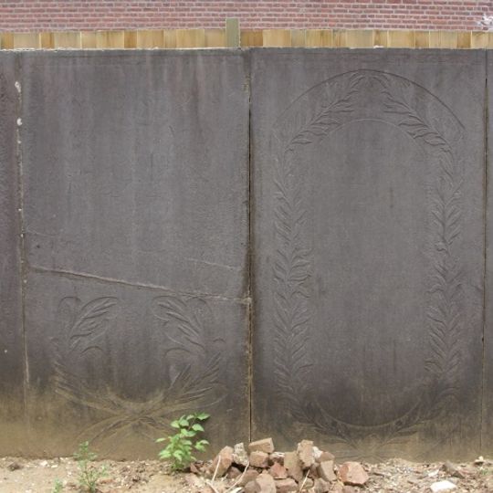 20 gravestones around Sint-Walburgakerk