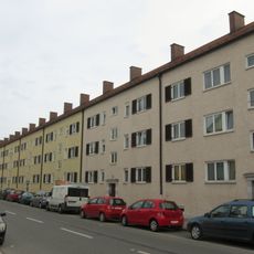 Dreigeschossiger Seiten- und rückwärtiger Flügel einer gemeinnützigen Wohnanlage