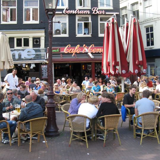 Hoekhuis met gevels onder rechte lijst