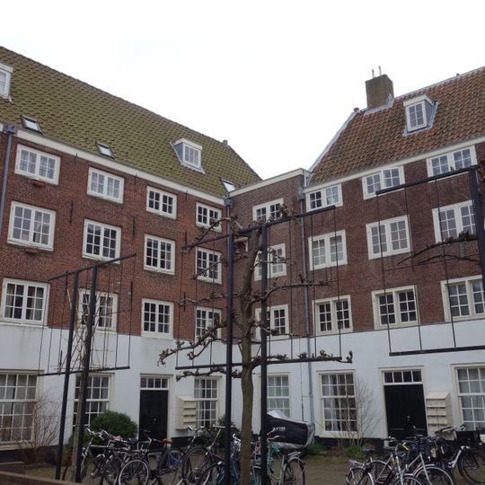 Pand met gepleisterde lijstgevel. Onderbouw modern