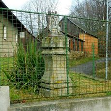 Fragment kříže v zahradě domu č.p. 14 ve Studeném