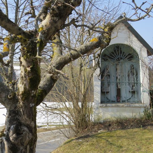 Wegkapelle mit Kreuzigungsgruppe