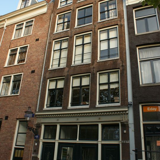 Pand met voorgevel onder triglyfenlijst achtergevel aan de stroomarkt trapgevel, versierd met sterren en blokken in de vensterbogen