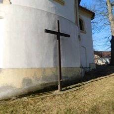 Dřevěný misijní kříž u kostela Povýšení svatého Kříže v Pyšelích