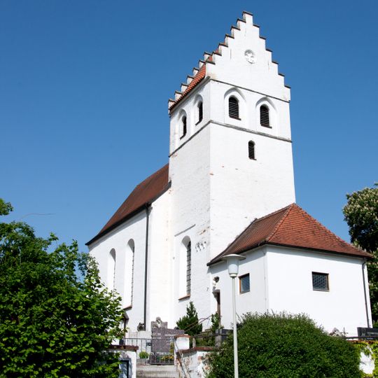 Katholische Pfarrkirche Simon Petrus mit Mauer