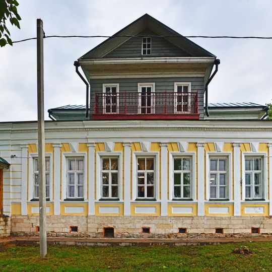 Главный дом со сводчатым белокаменным подвалом