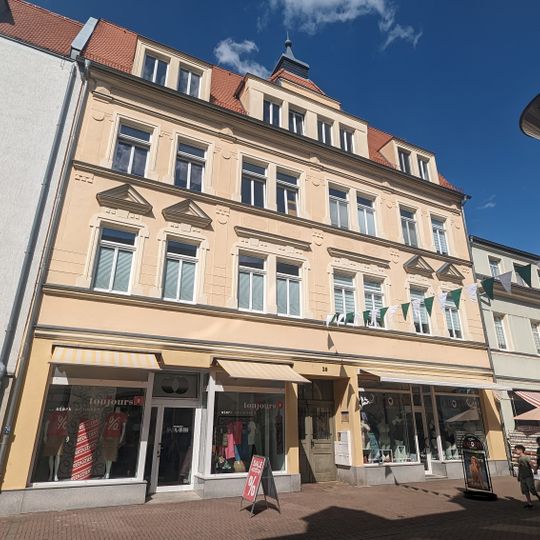 Wohn- und Geschäftshaus in geschlossener Bebauung und Seitenflügel im Hof Hauptstraße 38