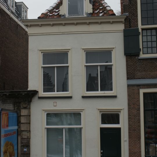 Pand met eenvoudig gepleisterd lijstgeveltje