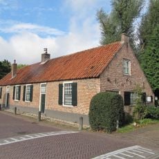 Wevershuisje, dat een geheel vormt met perceel Kerklaan 3. In de voor- en zijgevel vensters met roedeverdeling. Inwendig oorspronkelijk bedstedebeschot