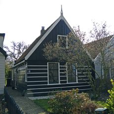 Houten huis met puntvormig voorschot