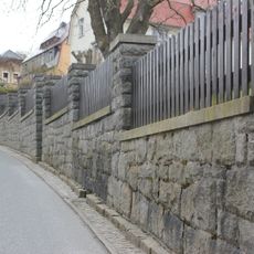 Straßenbegleitende Graniteinfriedung Friedensstraße 4, 6, 8, 10, 12, 14