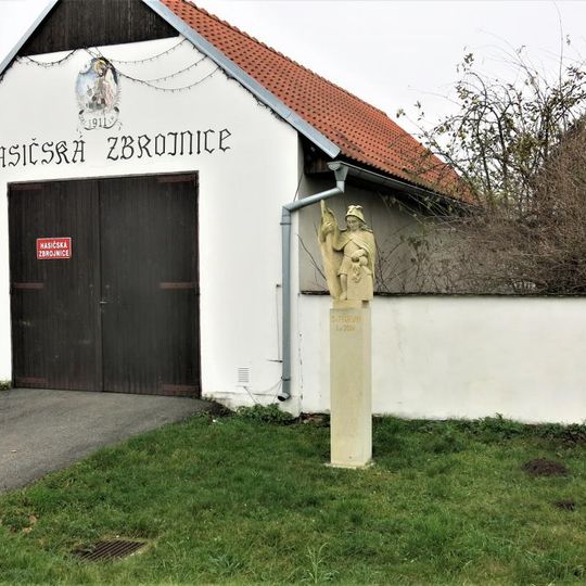 Socha svatého Floriána u hasičské zbrojnice ve Zbožíčku