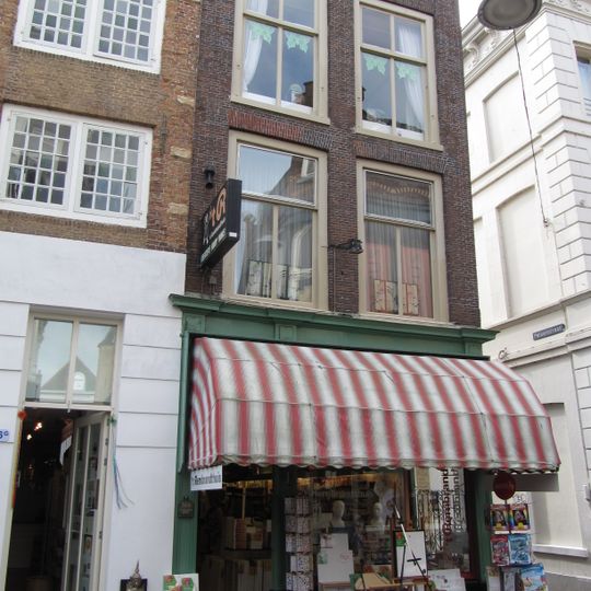 Hoekhuis pelserstraat met verkropte lijstgevel