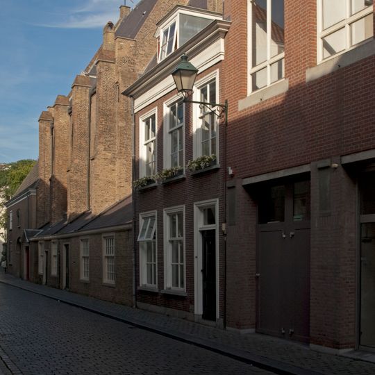 Ondiep pand naast het koor van de waalse kerk