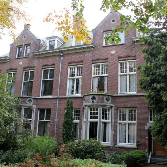 Dubbel woonhuis met Um 1800-elementen