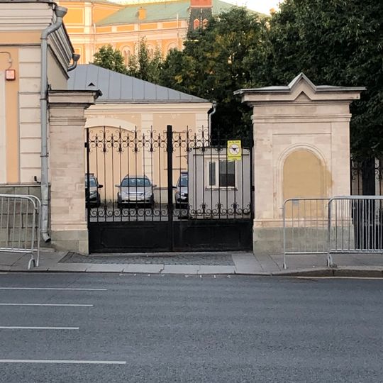 Ворота по Моховой улице
