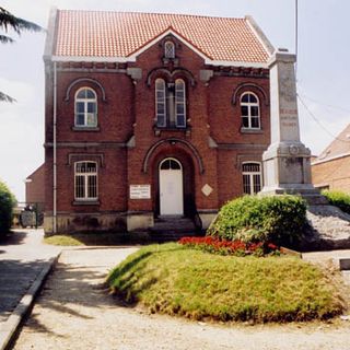 Gemeentehuis van Beigem, onderwijzerswoning en school