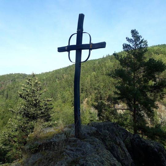 Kříž na skále nad řekou Střelou jihovýchodně od Ondřejova