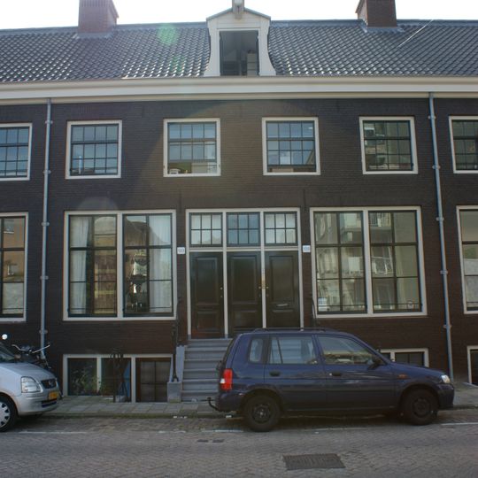 Aaneengesloten reeks onderkelderde dijkwoningen
