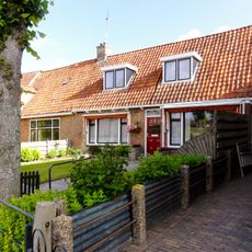 Pand onder laag zadeldak tegen puntgevel (maakt een geheel uit met de nrs. 1 en 3)