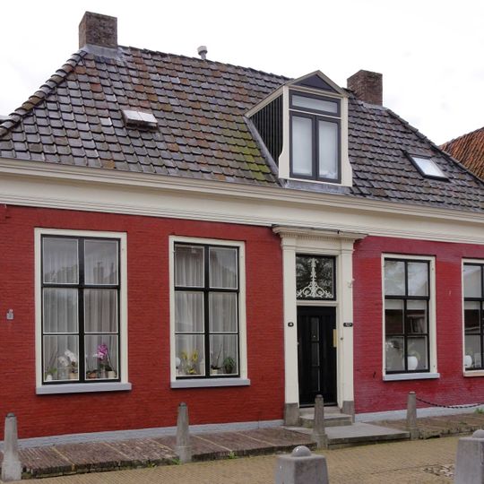 Linkerhelft van woonhuis onder schilddak en hoekschoorstenen