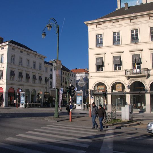 Twee neoclassicistische hoekgebouwen