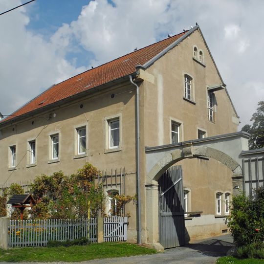 Wohnhaus und Toranlage eines Bauernhofes Am Rundling 6