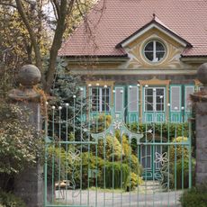 Villa und Garteneinfriedung (Einzeldenkmal zu ID-Nr. 09300741) Hoyerswerdaer Straße 10