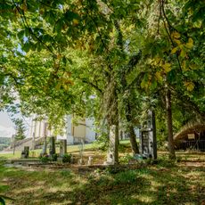 Treppenanlage und Friedhof mit Karner