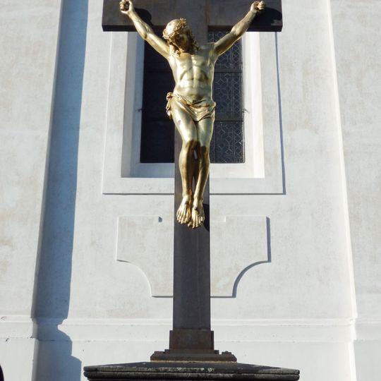 Kříž u kostela svatého Matěje na hřbitově Šárka v Dejvicích