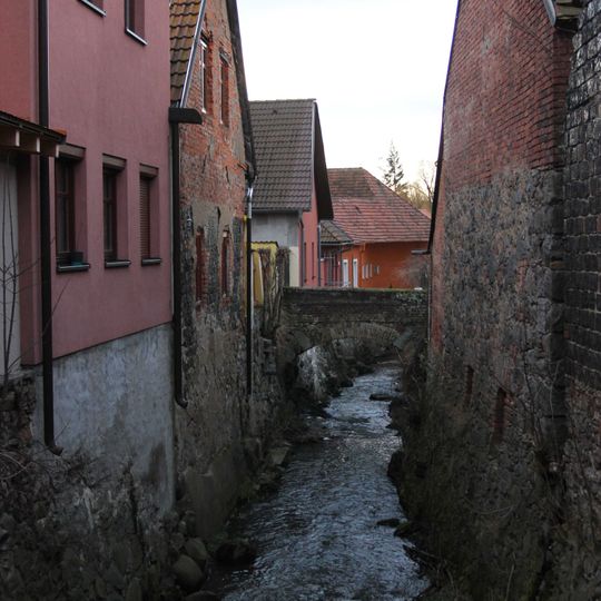 Most přes Jalový potok u domu čp. 70 v Rožmitále pod Třemšínem