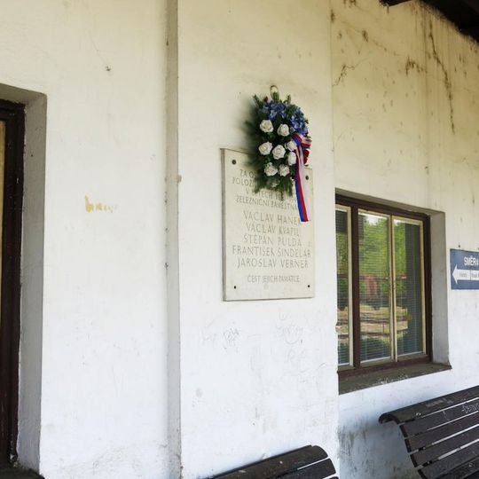 Pamětní deska obětem okupace 1939-45 na nádraží v Chotětově