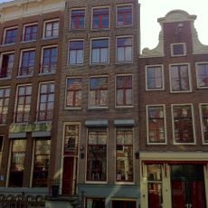 Pand met gevel onder rechte lijst met consoles