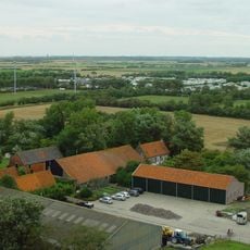 Woonhuis in steen met pannen zadeldak. Bakgootje en mastgootje op beugels. T-ramen waarboven rollagen en twee ramen met luiken behangen. Omlijst deur.