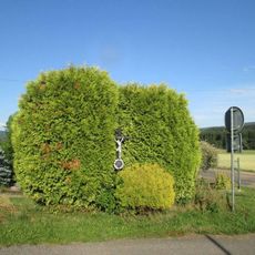 Kříž v Těních u křižovatky