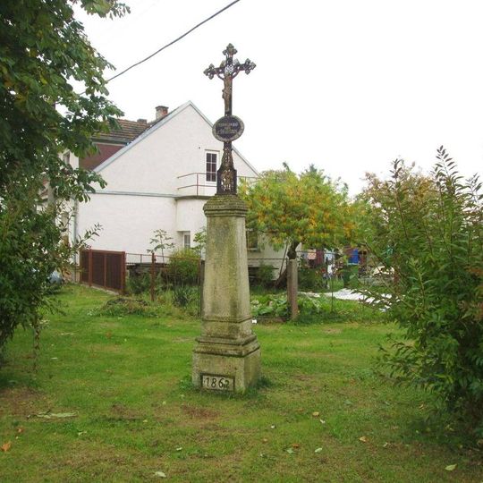 Kříž v Kolovči na křižovatce