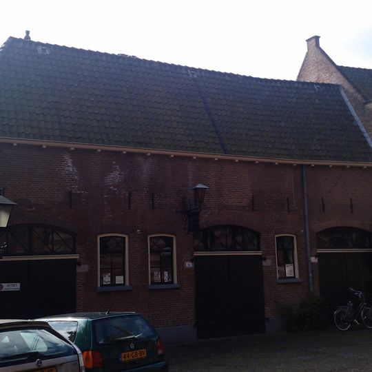 Pakhuisje onder zadeldak achter doorlopend tot het muurhuis