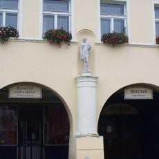 Socha dívky na průčelí domu náměstí Míru 7/6 v Mělníku