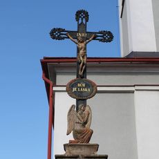 Kříž v Chromči před kostelem