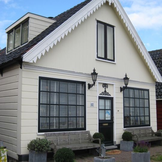 Houten huis, uitwendig voornamelijk 19e-eeuws van aspect