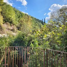 רחבת בטון מגודרת המשקיפה על הנחל.