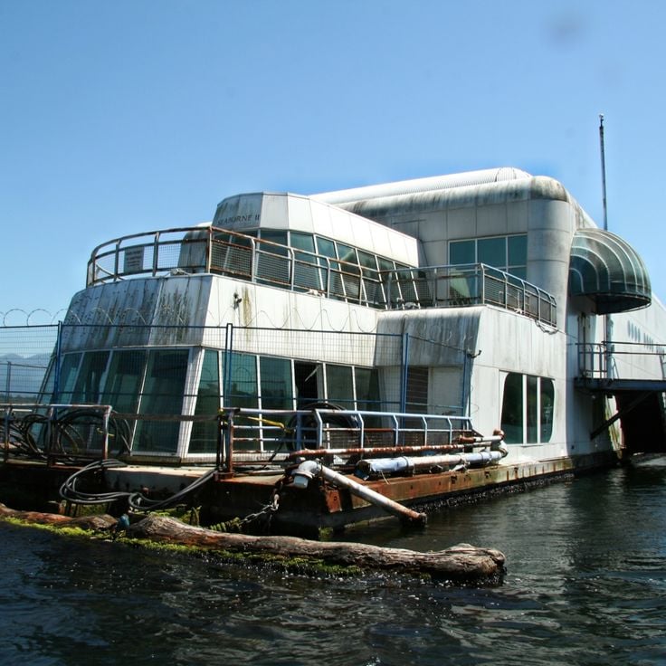 McBarge – Opuszczona pływająca restauracja