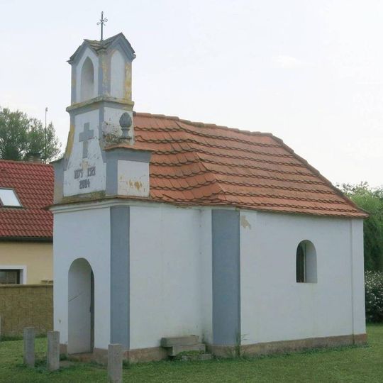Kaple na návsi v Hrobcích