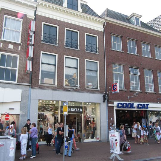 Pand van drie traveeën met geblokte kroonlijst en dakkapel