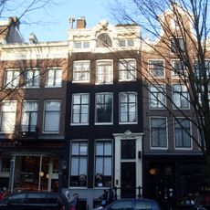 Pand met gevel onder verhoogde lijst met consoles met gebeeldhouwde stoep, 3 louis