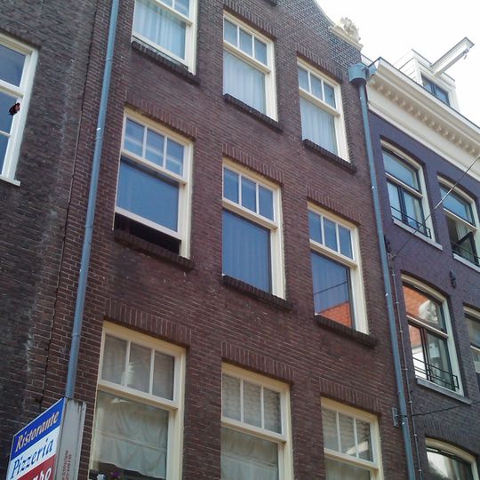 Huis, vanwege de zandstenen afdekkingen van de klokvormige top